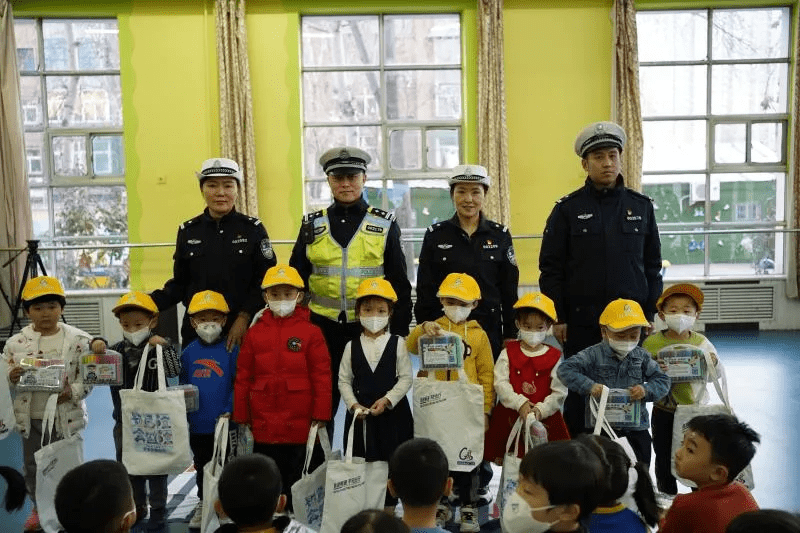 标牌|高速交警一支队在体育局幼儿园开展交通安全宣传活动