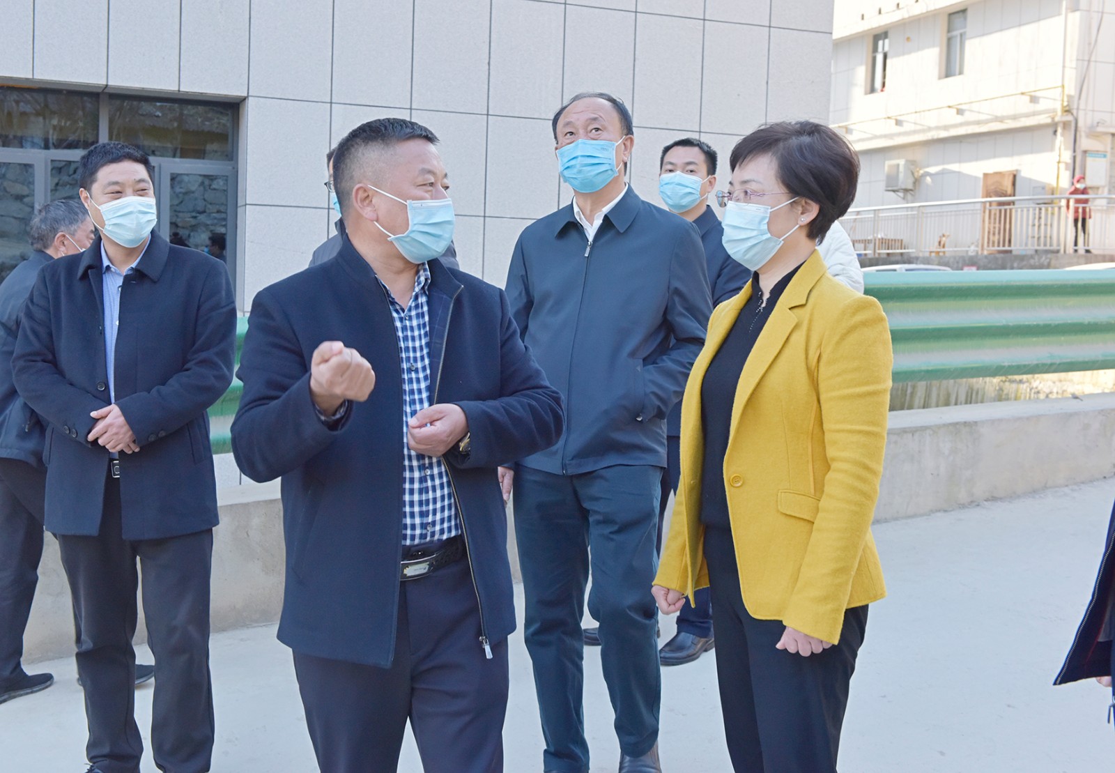 襄阳市副市长王芳一行莅临保康县人民医院调研指导工作