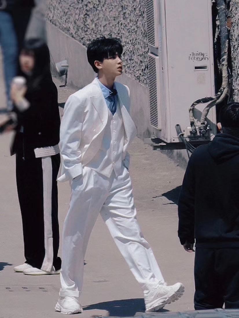 邓伦|继龚俊之后，李现也录制《极限挑战》，邓伦多次和顶流同框压力大