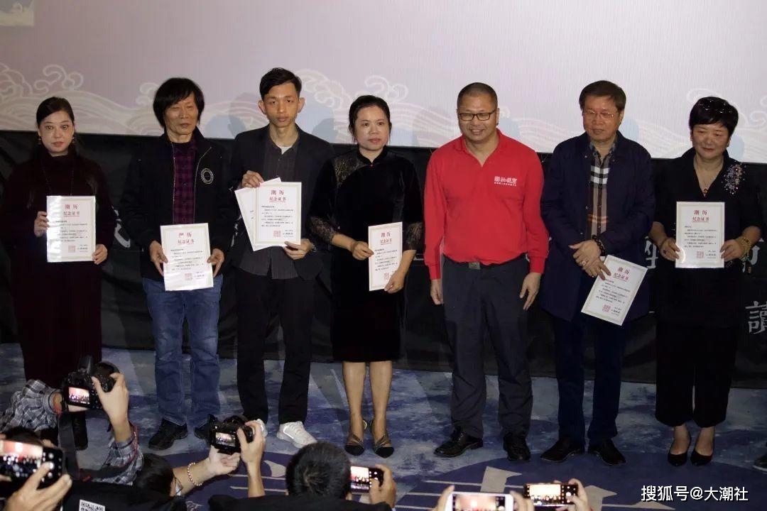 潮汕家己人的日历《潮历》2022版作者杨经纬在汕头向全球潮人发行