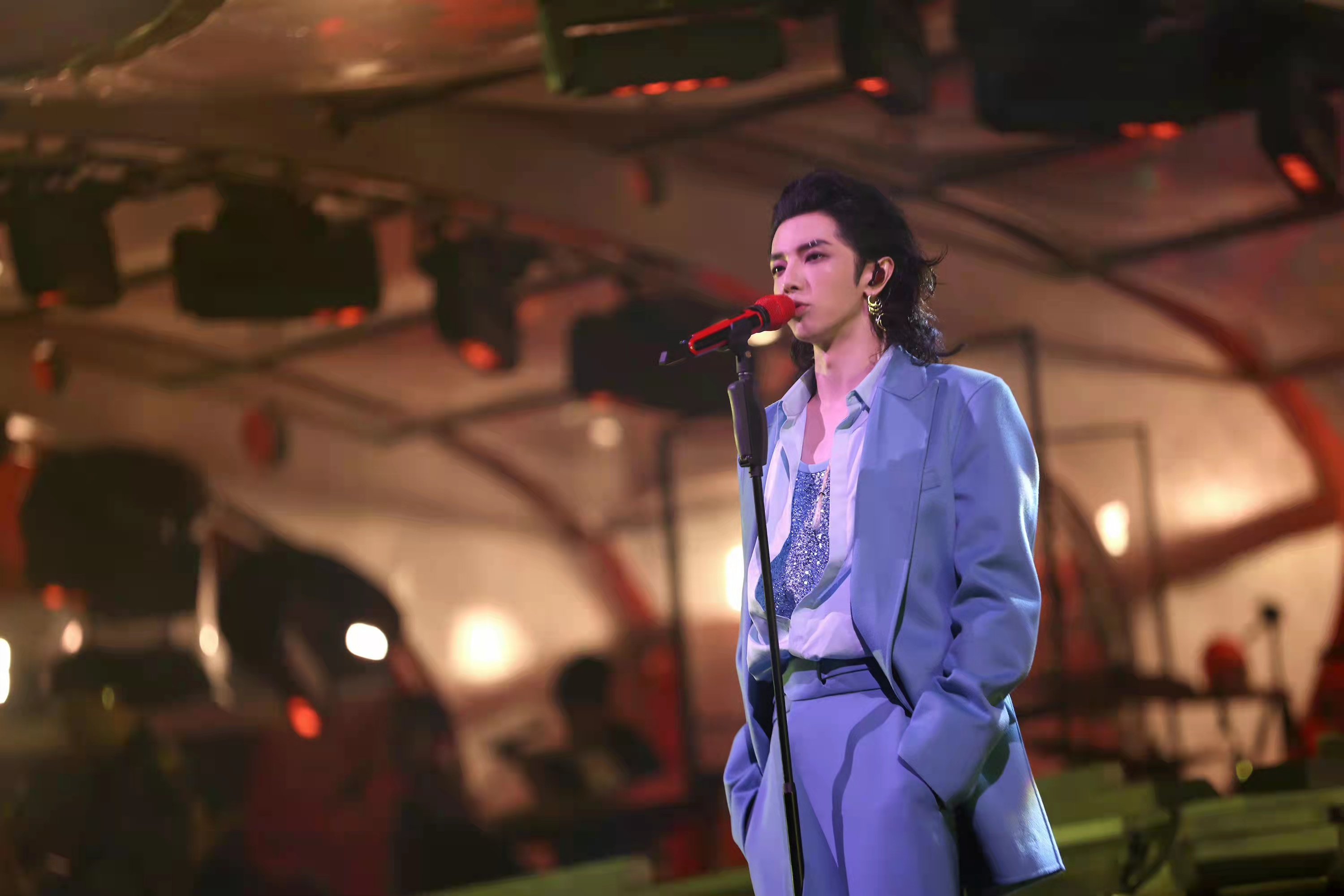 华晨宇新歌《黑白艺术家》,正面回击"职黑",网友:太爽了!