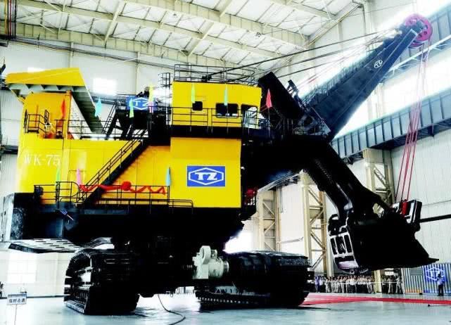 中国研制重2000吨的挖掘机,耗资达2亿,可轻松挖平一座山