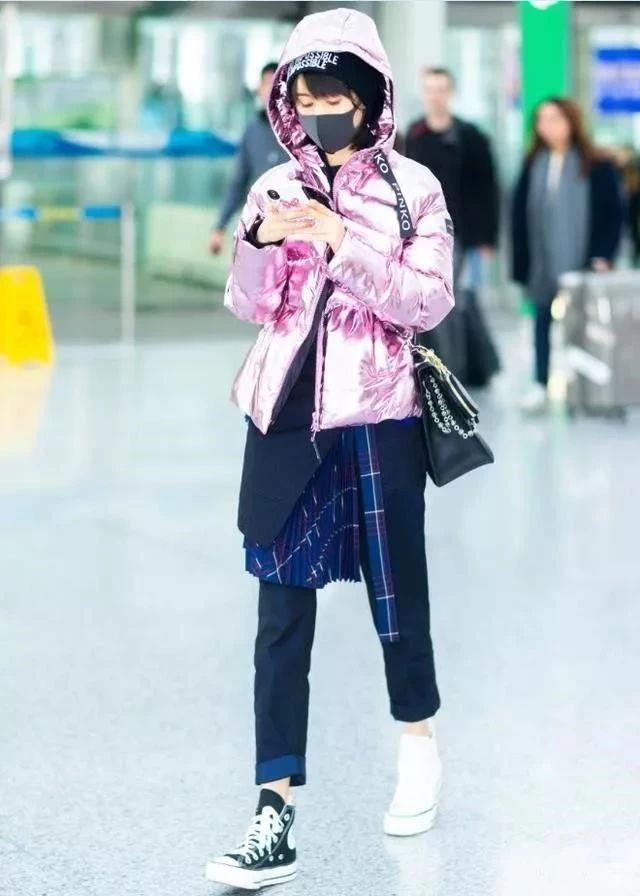 血色 王子文私服穿高开叉牛仔裙，明明是五五分的即视感却很时尚！