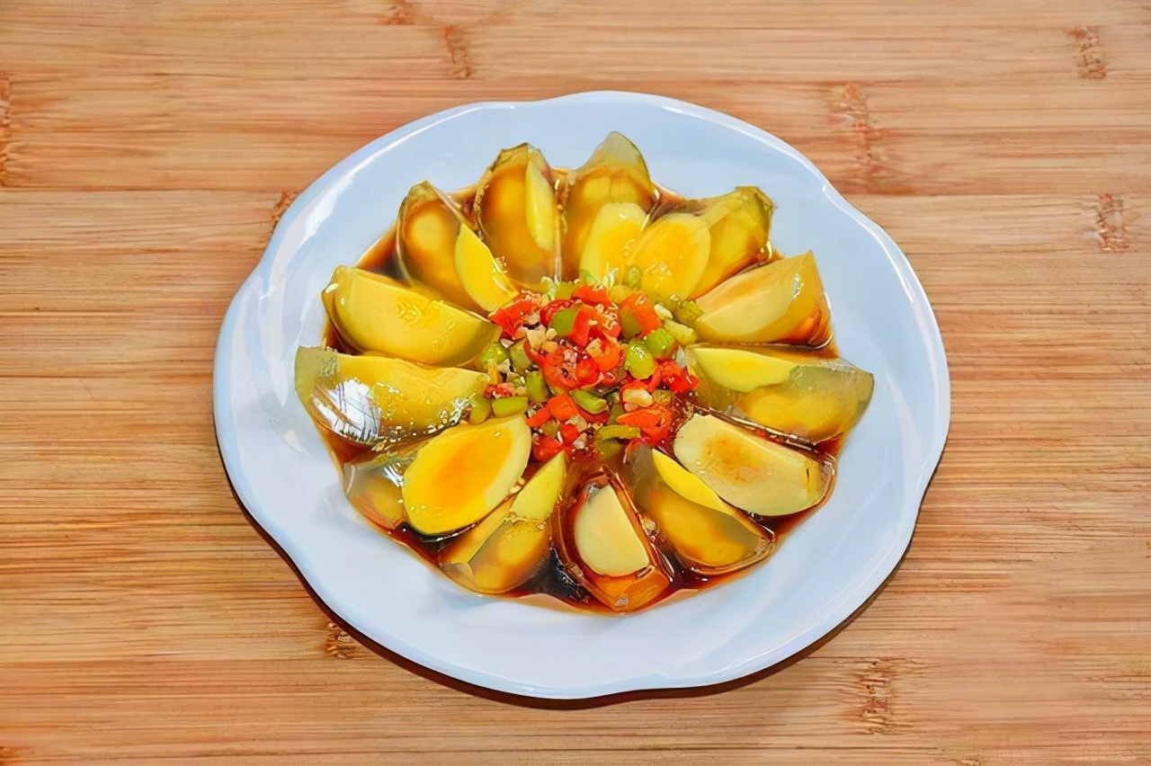 凉拌变蛋是我姑父爱吃的一道菜,好吃不贵有营养,姑父是个正儿八经的