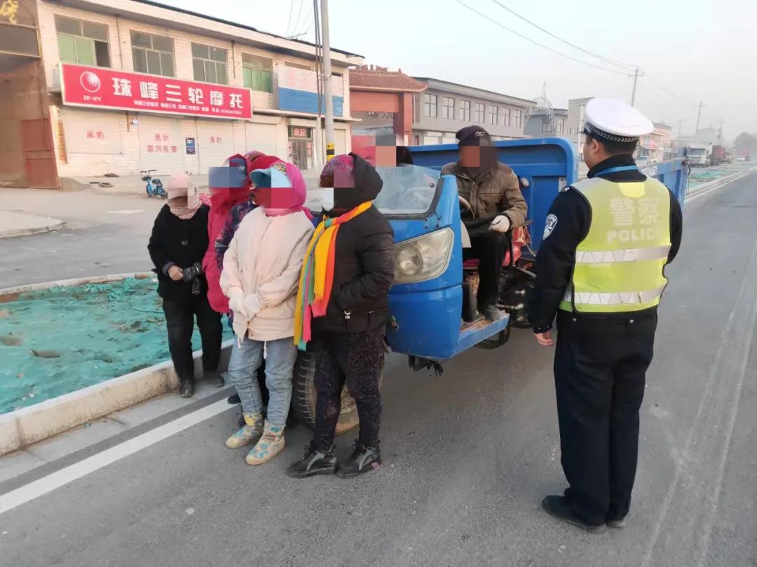 被運城市聞喜縣公安局交警大隊城區中隊民警發現,民警立即將該三輪車