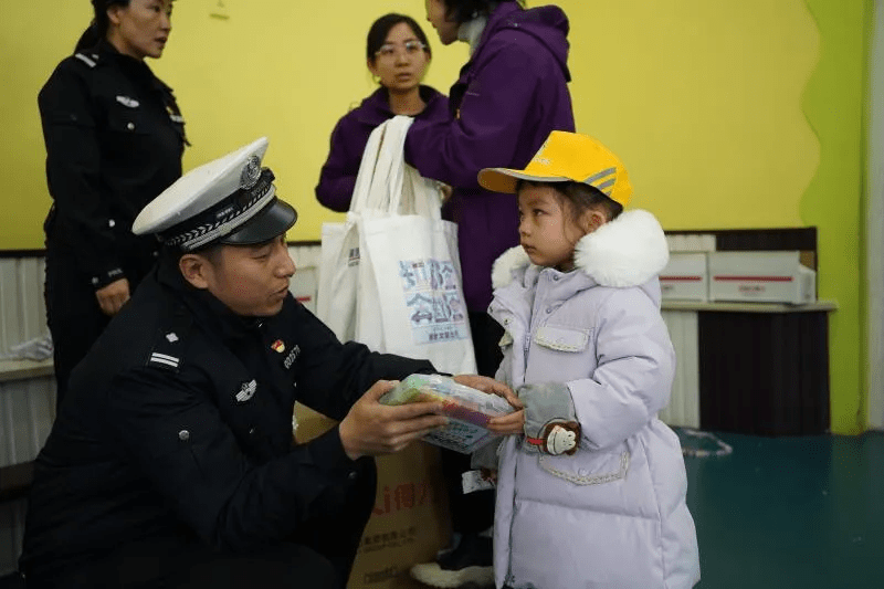 标牌|高速交警一支队在体育局幼儿园开展交通安全宣传活动