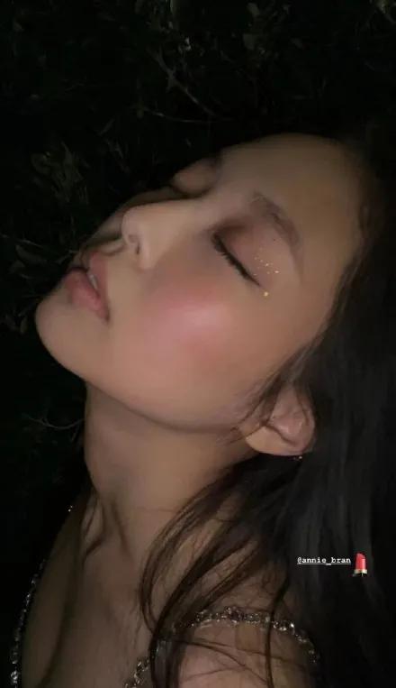 黑色 Jennie“斩男吊带”撞衫易梦玲？黑丝配球鞋yyds！