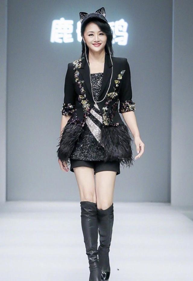 进行 曹颖身材真丰满!身穿粉色西装裙端庄稳重,藏不住的凹凸感