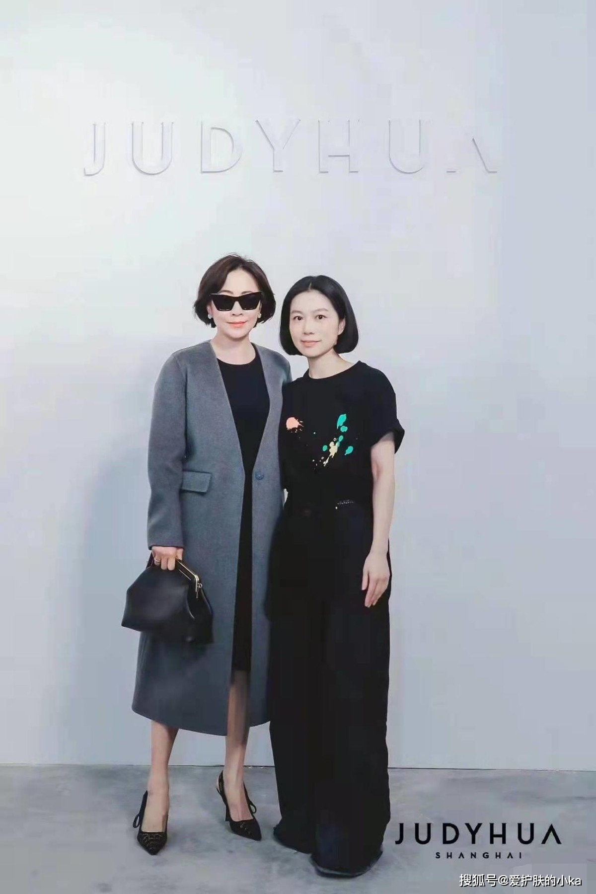 显高 刘嘉玲果然是人到中年，羽绒服外面还要加个棉服，保暖够实在的