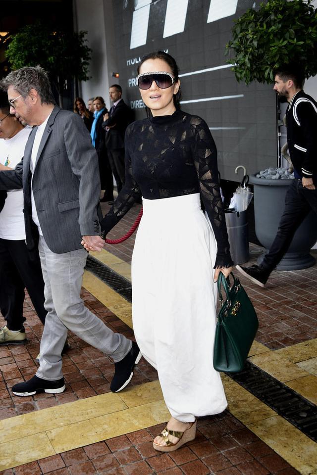 黑色 巩俐的霸气感不是吹的，随便穿个黑色上衣+长裤，难掩高贵气场