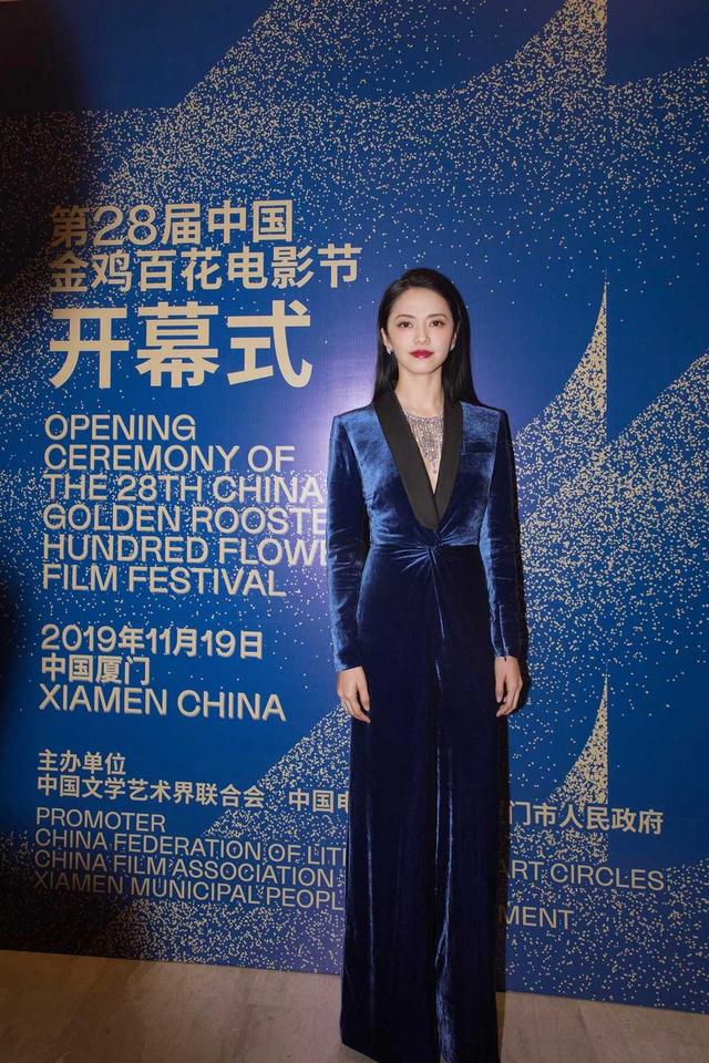 设计 40岁姚晨真霸气!亮片连衣裙性感高级,穿一字带高跟鞋女人味十足