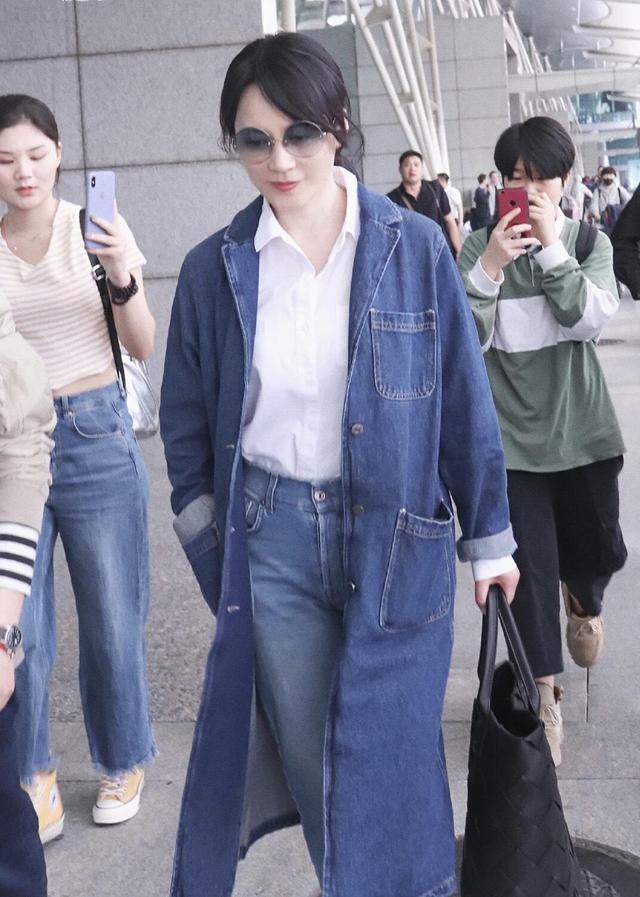 设计 俞飞鸿真的太美！长款牛仔外套配白衬衫简约大气，看不出已经49岁