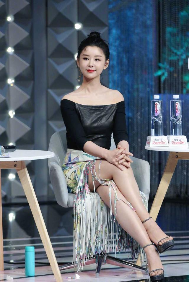 李小萌 李小萌身材真丰满！身穿白色吊带连衣裙性感高级，美得太出众