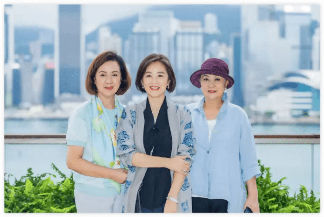 颜色 67岁林青霞罕见露面！参加聚会美成焦点，穿衬衫颜值不老太女神