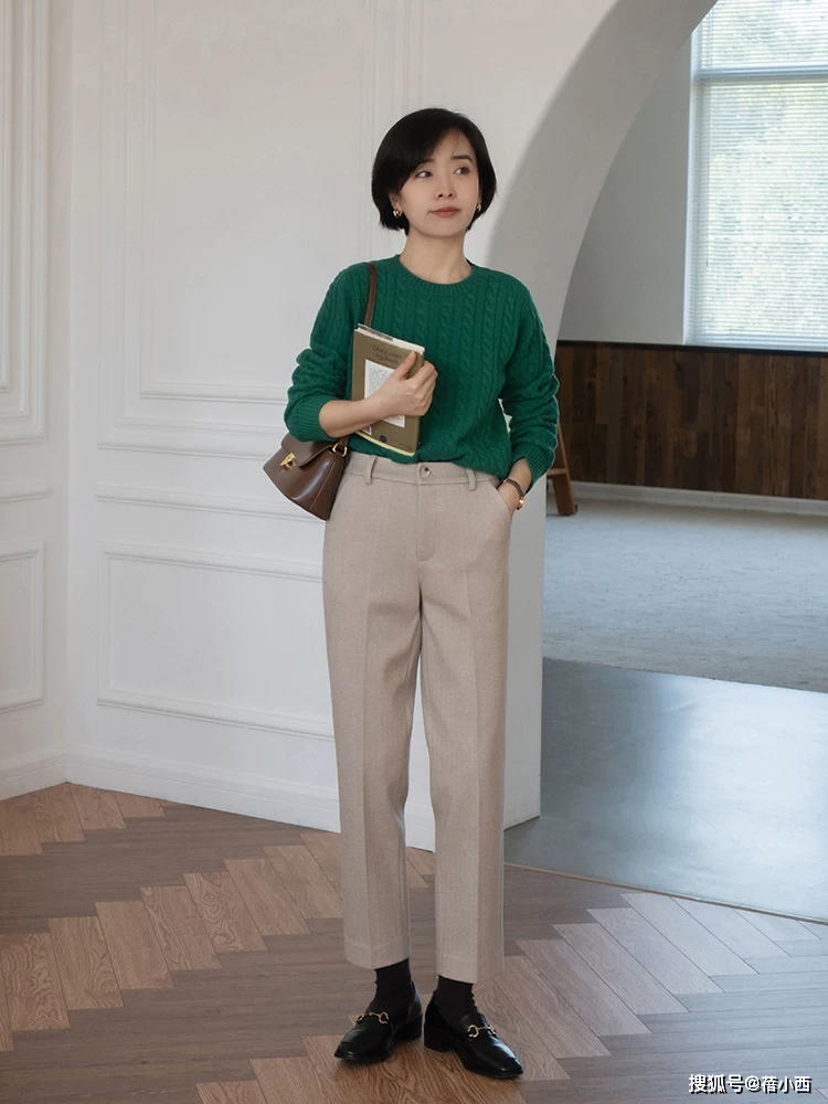 黑色 “直筒裤”不愧是裤子中的时髦精,搭配毛衣、羽绒服,保暖又高级