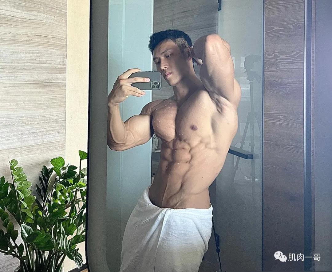 健身|180cm健体冠军拍肌肉写真走红，这肉体太撩了