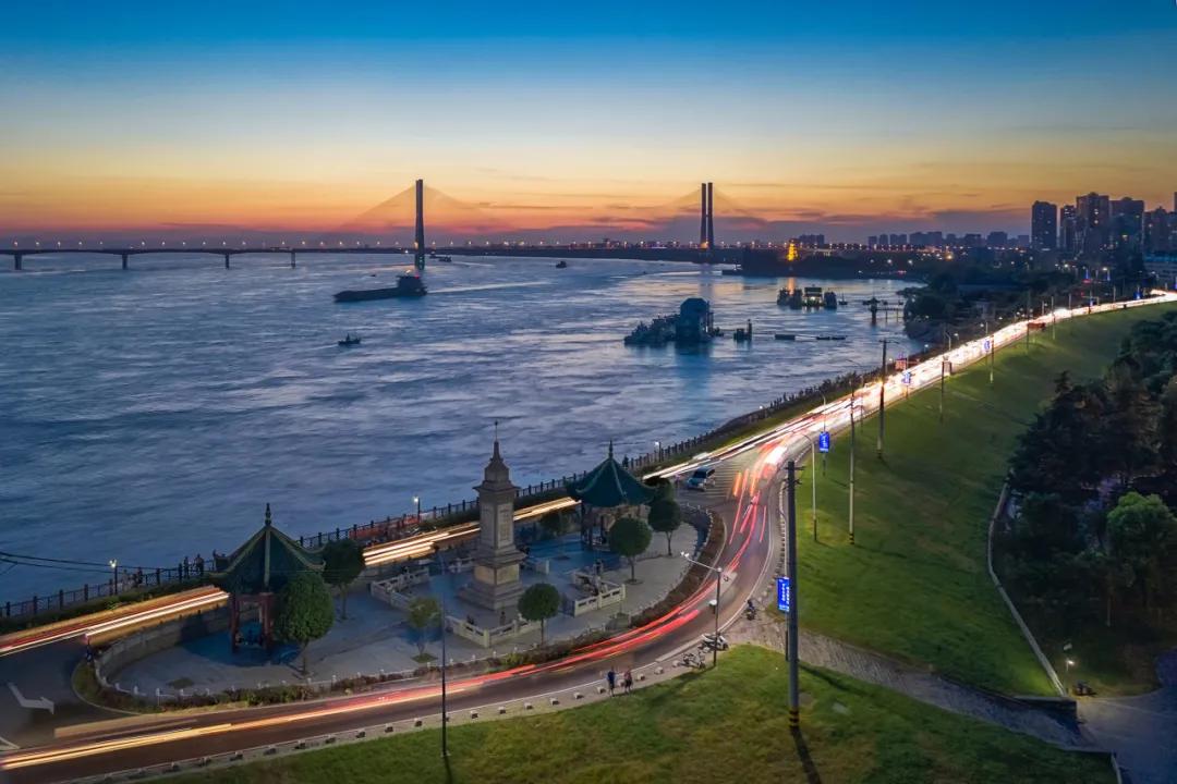 图片|夕阳下的荆江大堤 · 图虫创意 08此后,历经唐代安史之乱与