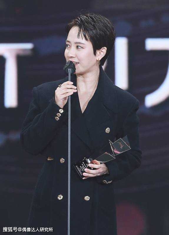 果然哪里都可以睡觉宋智孝颁奖礼上睡觉被拍到