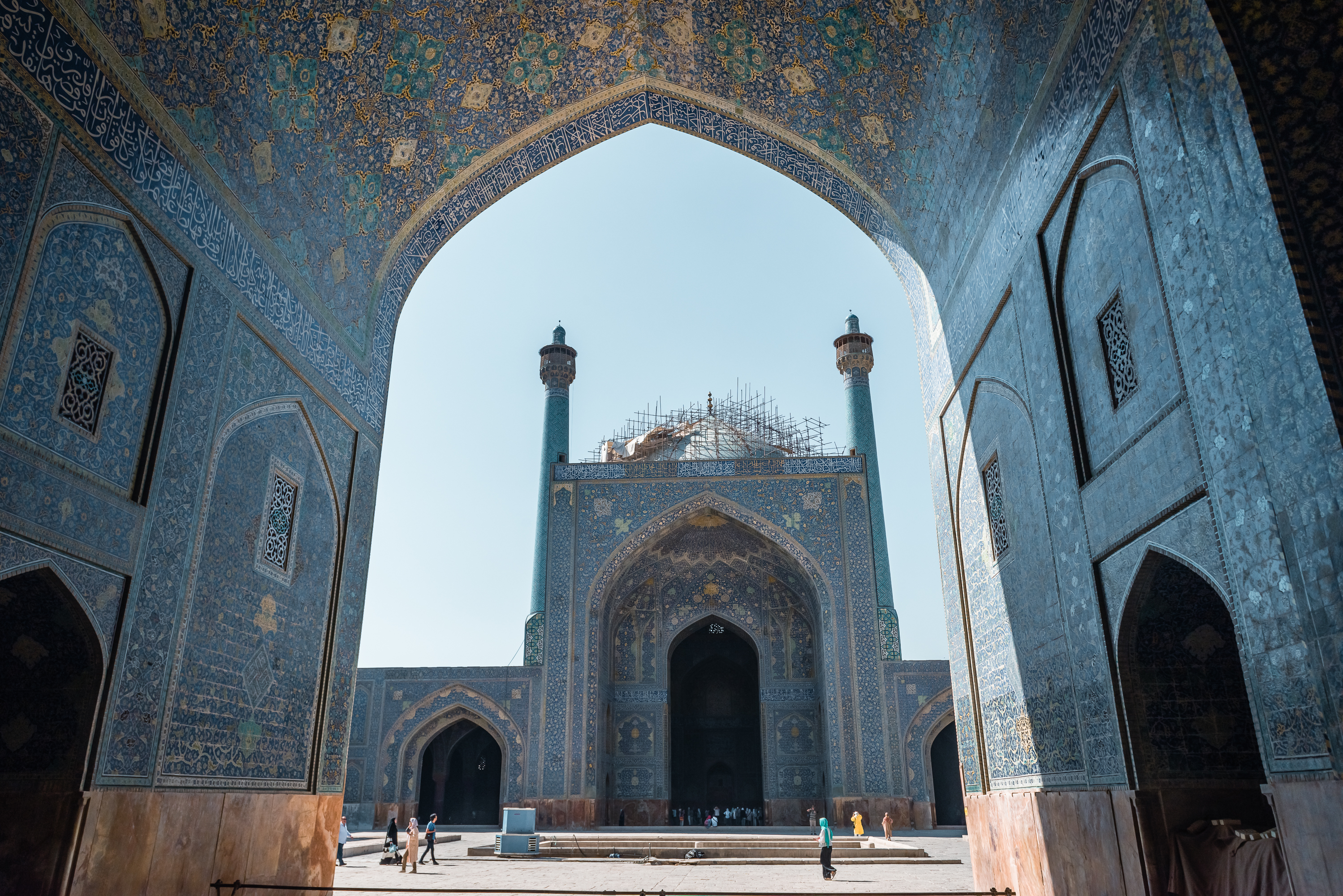 光是大门瓷砖就贴了4年，整整高达30多米，伊朗这座清真寺好神奇