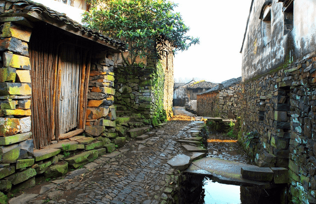 浙江有座远离闹市的古村落，房屋用石头搭建的，犹如世外桃源