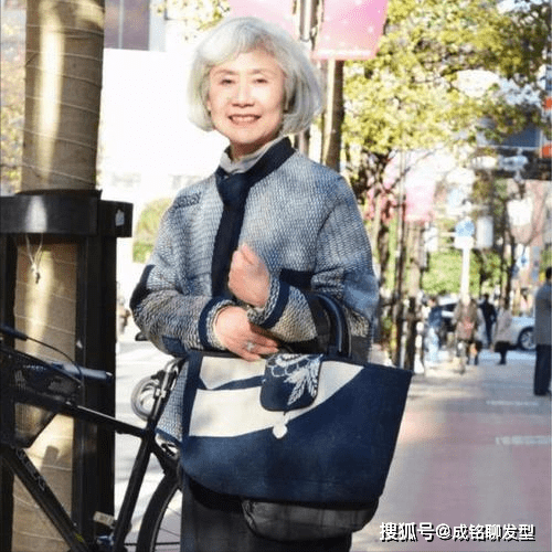 发型这才是老年人最实用的发型，不烫不染真实接地气，清爽利落显年轻