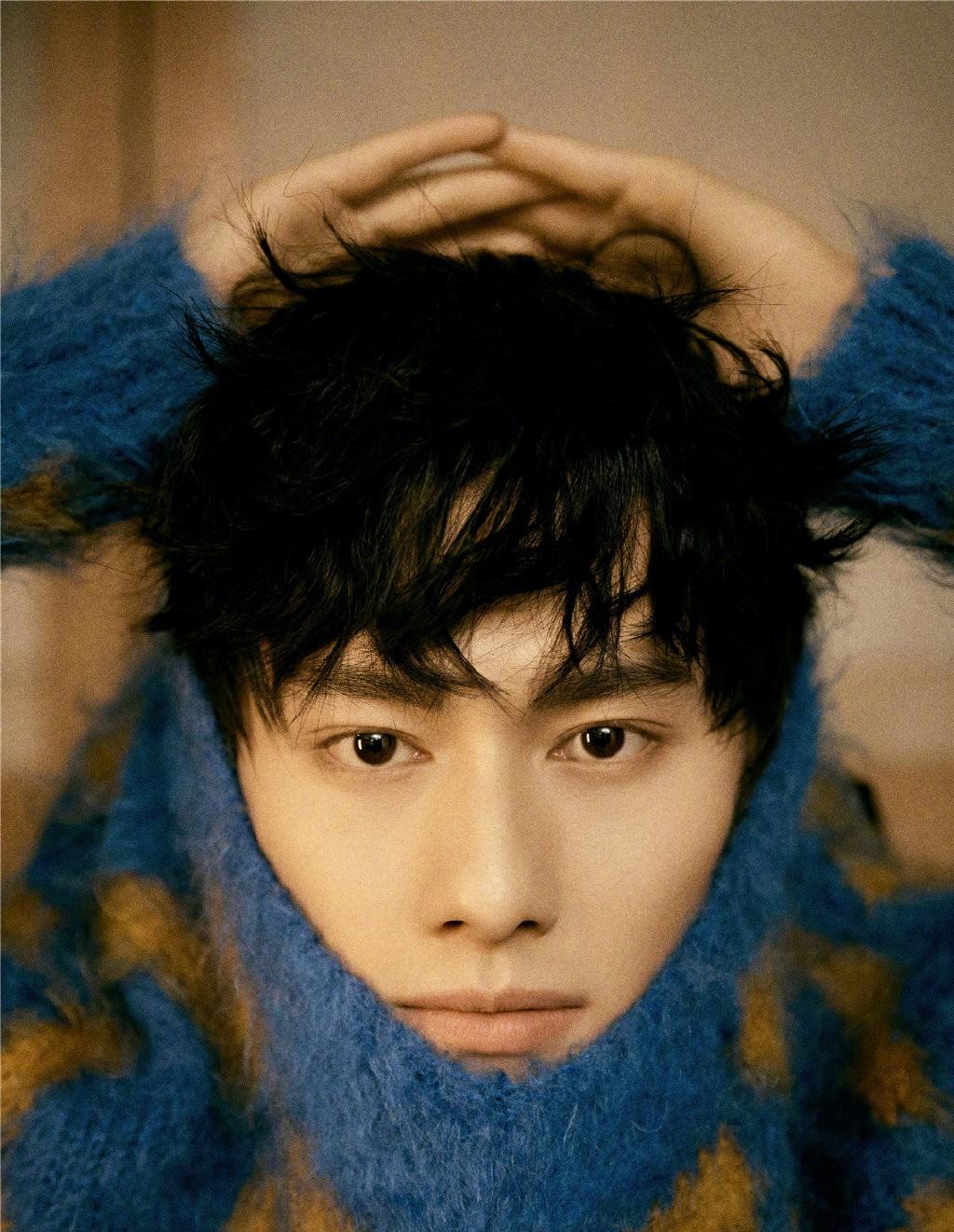 他是《陈情令》中的舅舅,今穿菱格毛衣配棕色直筒裤,复古文艺_汪卓_一