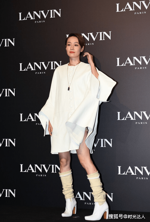 身材 马伊琍认真穿搭起来真高级,斗篷式连衣裙配中筒靴,气场开挂好美