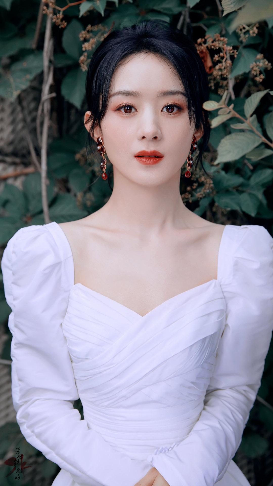 赵丽颖高清近照写真白色修身裙红头绳侧面看瘦得像纸片人