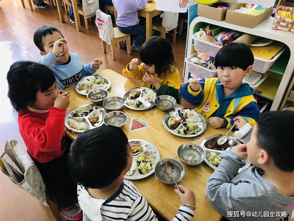 食谱|芝士焗龙虾、柠香三文鱼、海参小米粥，你敢相信这是家幼儿园伙食