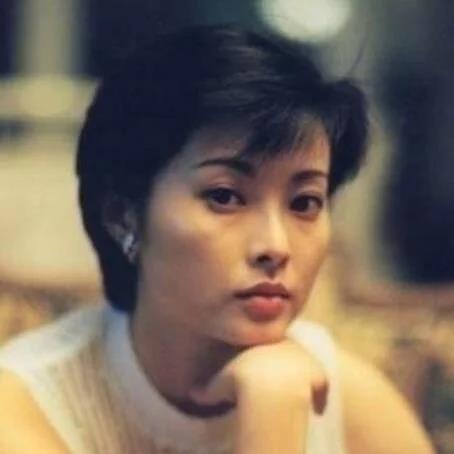 身材 47岁袁立彻底放飞自己穿小黑裙胖到不敢认,脖子赘肉就有好几层