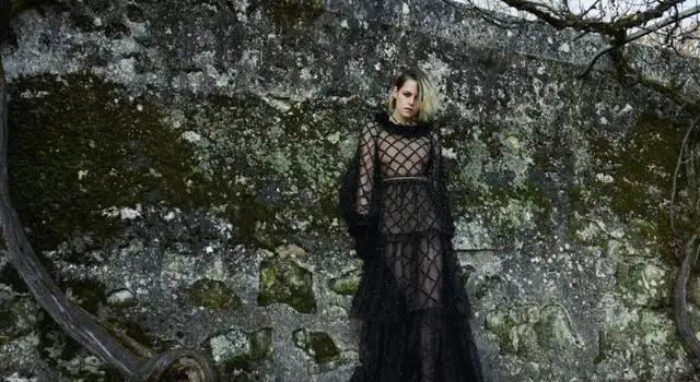 漂亮|《斯宾塞》上映,人间扳手克里斯汀身材诱惑,“维纳斯的酒窝”也太醉人了