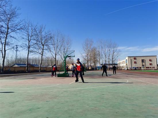 香河县第十二中学将轮滑运动带进课堂
