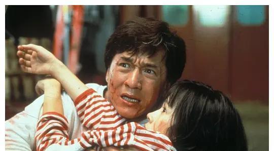 电影|成龙邀五大导演拍摄霹雳火，毁了百余辆赛车，却让嘉禾倒赔一亿多