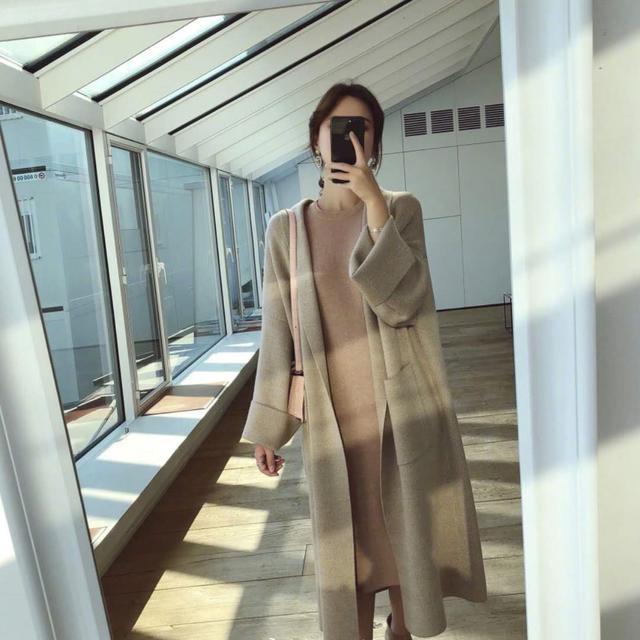 显得 今年流行的叫“落肩大衣”，知性优雅显气质