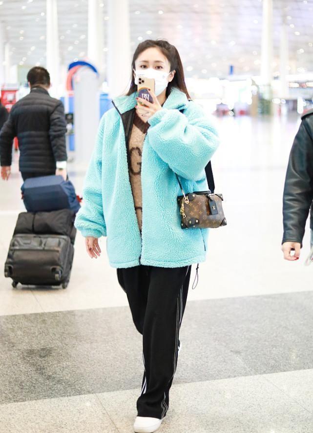 老公 刘芸在老公身边像个孩子，穿宽大棉服系错扣，意外显得挺有个性