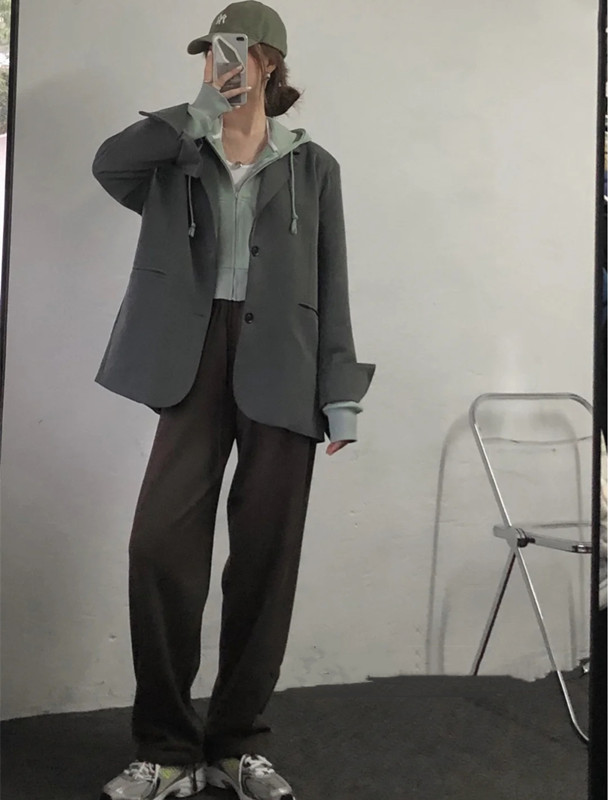 整体 冬天流行一种穿法，叫“叠穿卫衣”，看起来有风度，穿着还有温度