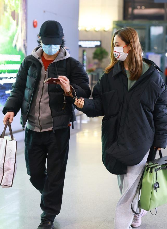 老公 刘芸在老公身边像个孩子，穿宽大棉服系错扣，意外显得挺有个性