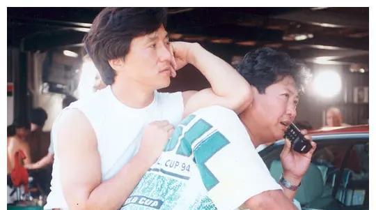 电影|成龙邀五大导演拍摄霹雳火，毁了百余辆赛车，却让嘉禾倒赔一亿多