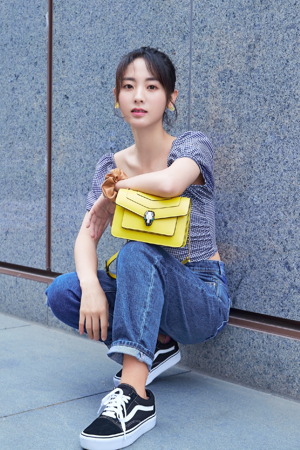 原创邢菲好可爱穿印花裙提编织包包青春减龄宛如初恋的感觉