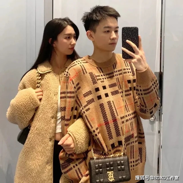 细节 巴宝莉/Burberry 21FW 对比感格纹羊绒针织衫