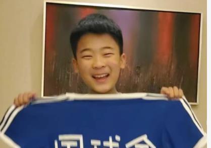 阅读文章|王楠43岁生日宴现场曝光，抱一双儿女亲热合影，老公献唱却受冷落