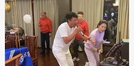 阅读文章|王楠43岁生日宴现场曝光，抱一双儿女亲热合影，老公献唱却受冷落