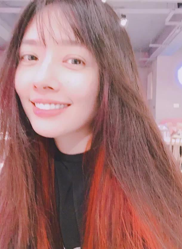 郭碧婷|郭碧婷近照曝光，狗狗遮孕肚，面色红润心情好