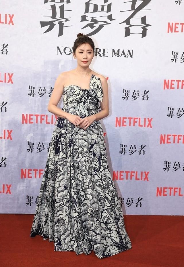 喇叭裤 抹胸连体裤也是女性在选择抹胸服装时