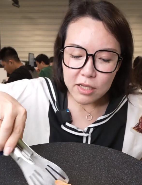 原创浪胃仙为弥补儿子缺失的母爱留长发穿女装网友该叫爸还是妈