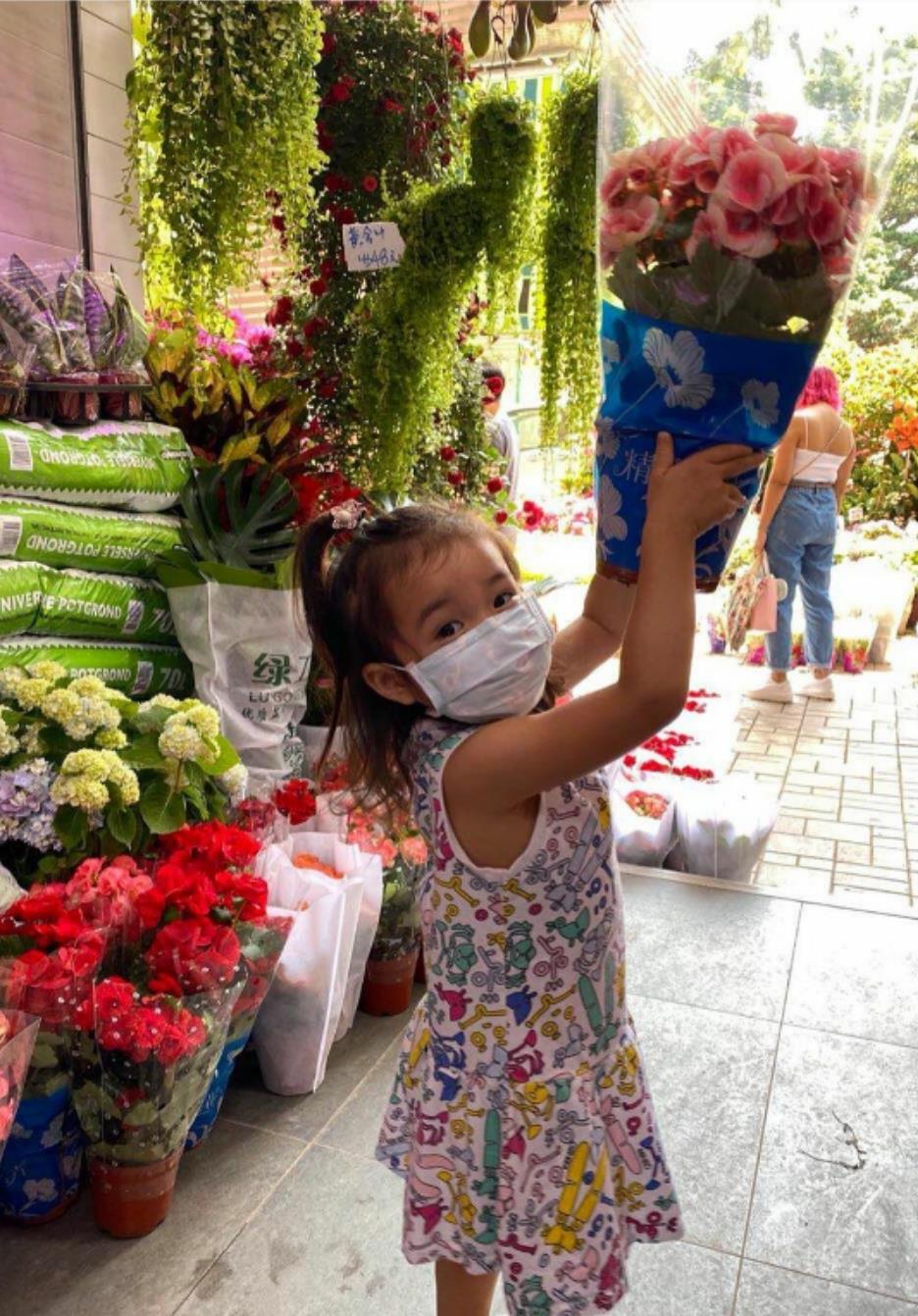 黑色 霍启刚带俩孩子买花！3岁女儿近照曝光，梳小辫腆起肚子古灵精怪