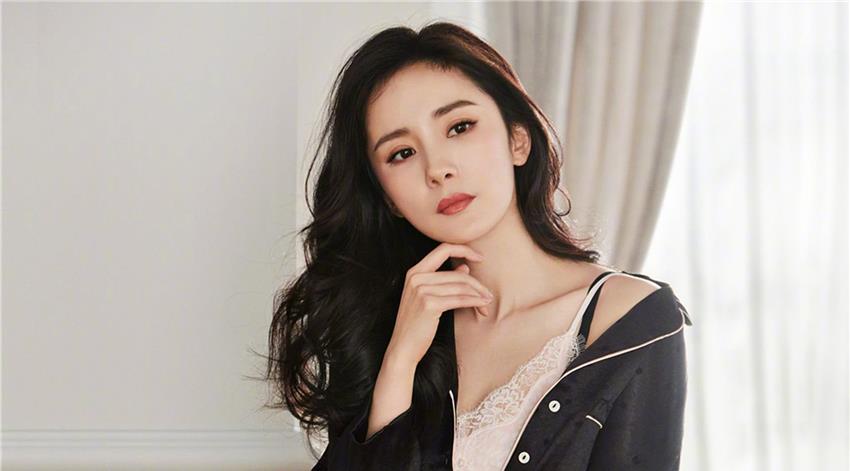 黄明昊 美出新高度!杨幂穿黑丝袜大秀长腿,低调与19岁小鲜肉同行!