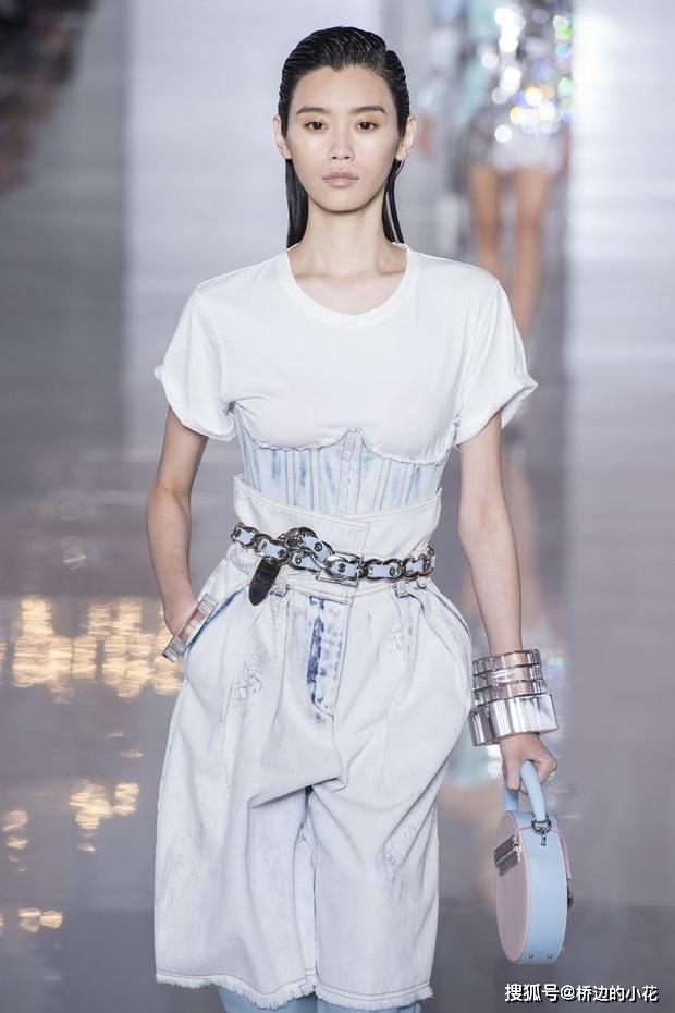 颜色 是不是真豪门贵妇，一眼就能看出来，章泽天与超模气质太不一样