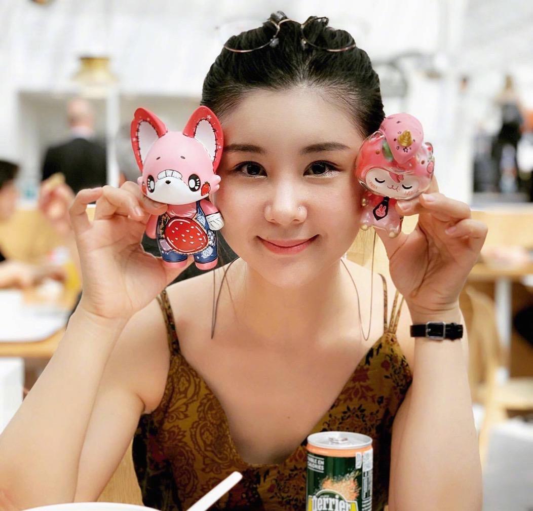 鼻子 李小萌3岁儿子近照曝光,和妈妈穿母子装,小手揉鼻子模样萌翻了