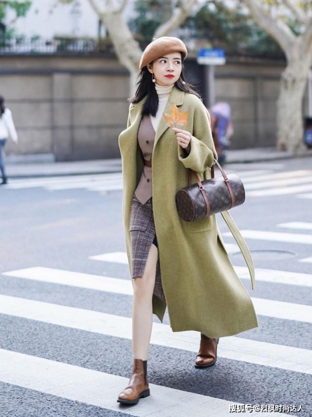 显得 女人到了中年，尽量少穿大衣打底裤，学三木博主这样穿，优雅时髦